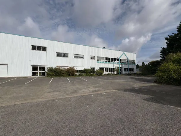 Local d'activité 3050 m²