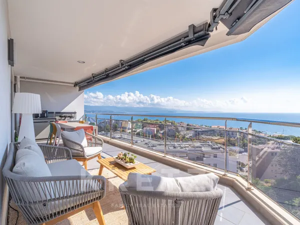 Appartement contemporain avec vue panoramique sur le golfe d'Ajaccio à deux pas des plages