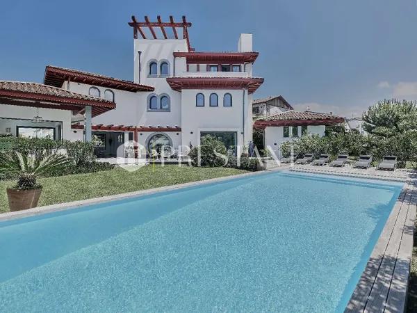 Maison 8 pièces 300 m²