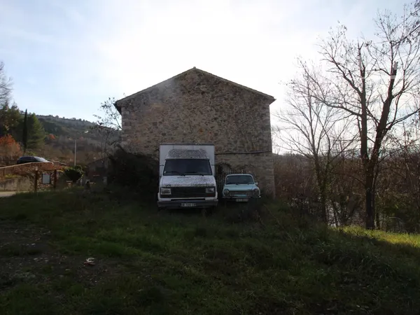 A vendre une grange de 98 m² au sol sur 2 niveaux