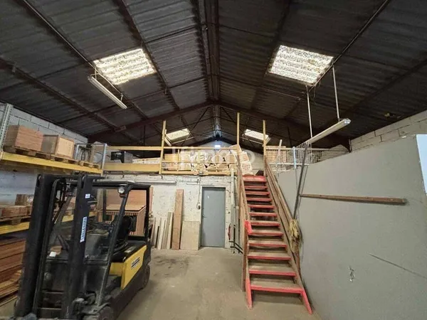 Local commercial 4 pièces 205 m²