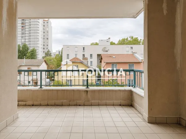 Gratte ciel - grand t3 avec balcon - garage et parking