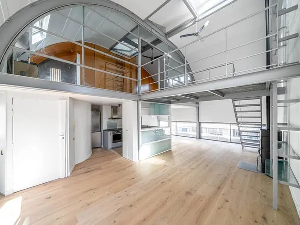 Loft en dernier étage sous une toiture spectaculaire