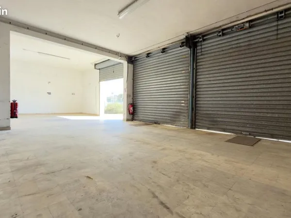 Local industriel 77 m²