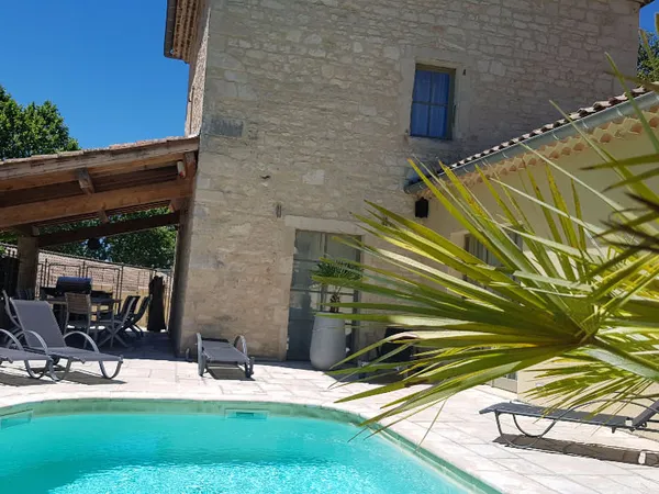 Villa standing en pierre avec piscine et climatisation