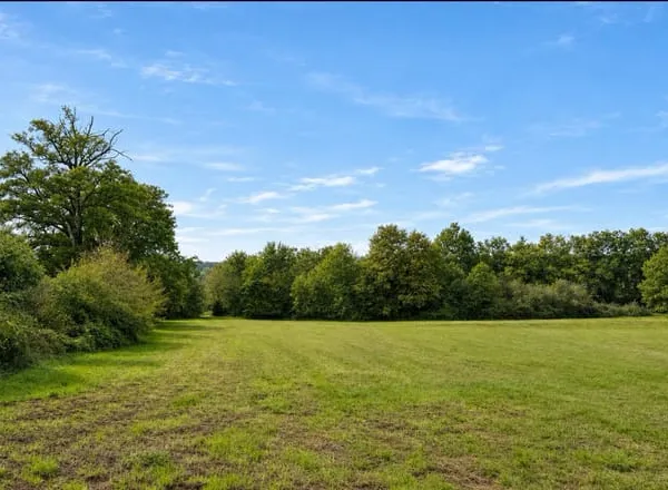 Terrain constructible et viabilisé d'environ 2 000 m2 à Ussa