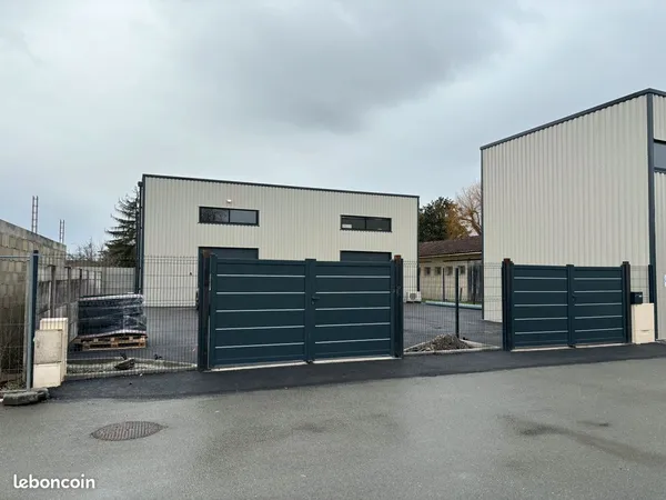 Local d'activité de 184 m² avec extérieur clos de 260 m²
