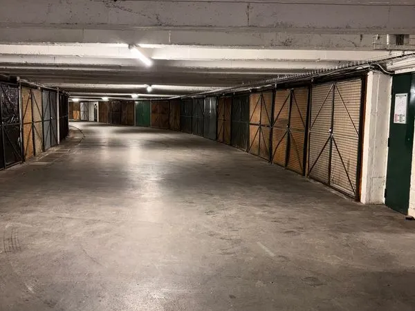 Grand box fermé et sécurisé - 25 m² - Paris 12e
