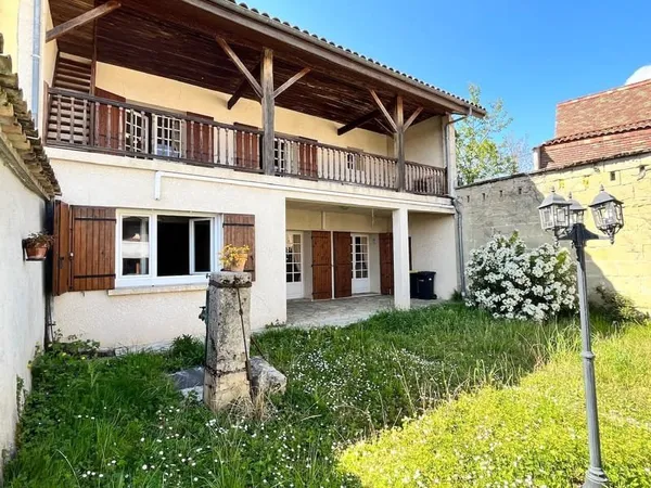 Superbe maison en pierre située au coeur d'un village, jardin, grande dépendance