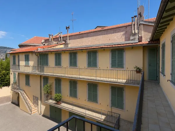 BEAULIEU SUR MER - CENTRE-VILLE - APPARTEMENT 3 PIECES DE 54 M² - CALME - PROCHE TOUTES COMMODITES E