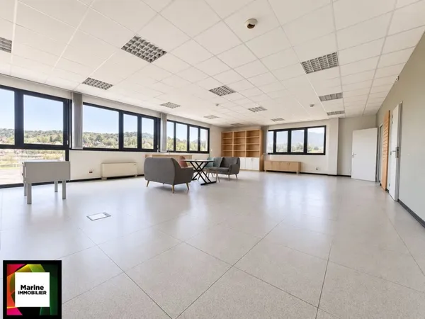 Bureau 3 pièces 157 m²