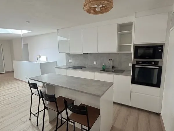 À vendre - Beau duplex rénové de 89,23 m² avec terrasse couverte - Voiron - 182 000