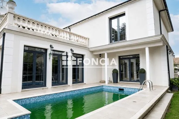 Maison 7 pièces 230 m²