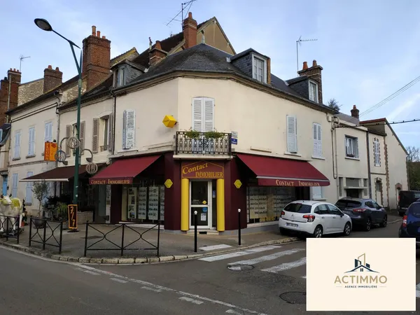 Immeuble au centre de Joigny - Avenue commerçante