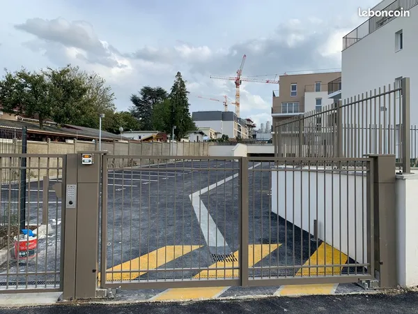 Box(es) 12 m² à louer dans immeuble récent sécurisé de Champs/marne