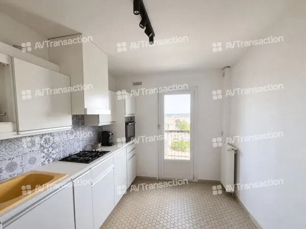 T4 DE 83M2  3 CHAMBRES  BALCON  PARKING PRIVATIF ET CAVE