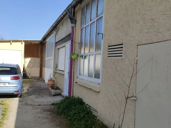 Rare grand local 73m² pour stockage meubles ou pour entreprise, 5min de Blois, Molineuf