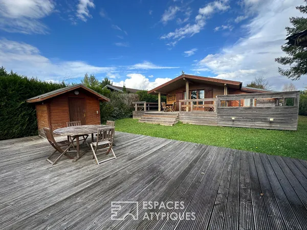 Maison en bois rénovée avec terrasses et vue