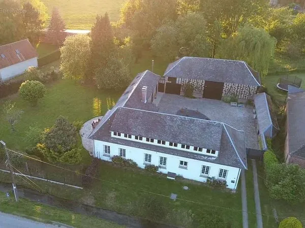 Charmante propriete de 250 m2 renovee avec cour privee et chauffage performant