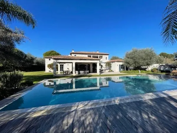 SPACIEUSE VILLA AU CALME
