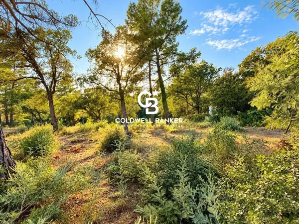 Grimaud - Beauvallon / Bartole - Terrain constructible de 1 418 m² avec permis purgé pour villa de 2