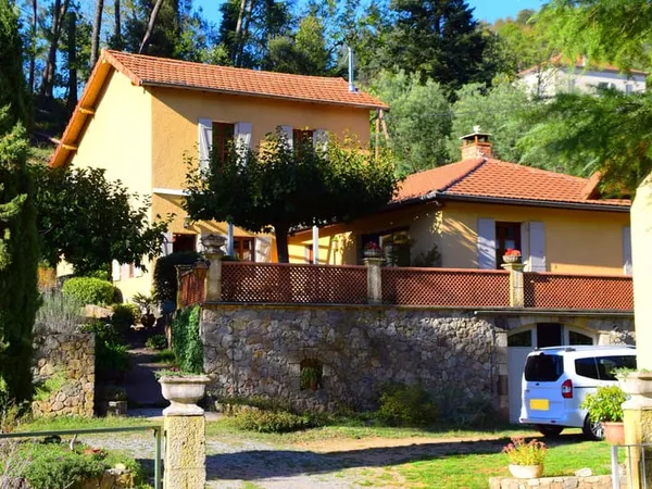 Dépt 07 - A VENDRE à VALS LES BAINS - Propriété avec 2 Maiso
