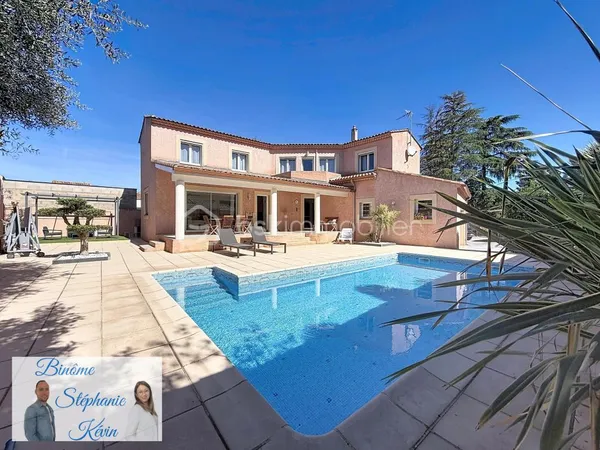 ✨ Maison familiale, beaux espaces & grande piscine : le cadre idéal pour profiter !