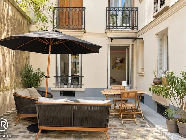 Appartement avec terrasse au calme en parfait état situé rue
