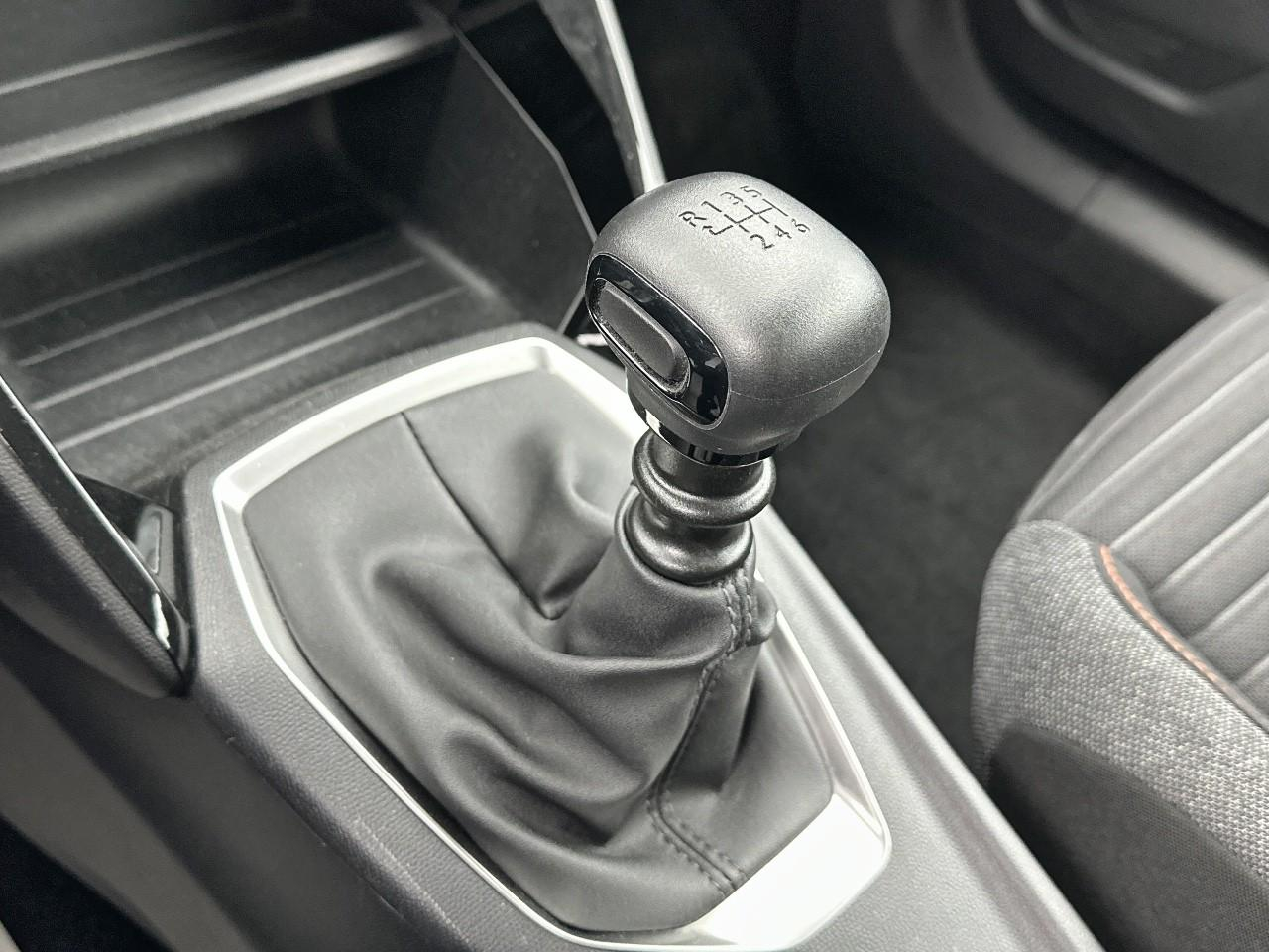 Peugeot 2008 puretech 100 s&s bvm6 active — photo 31