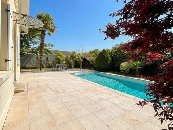 Maison 6 pièces 232 m²