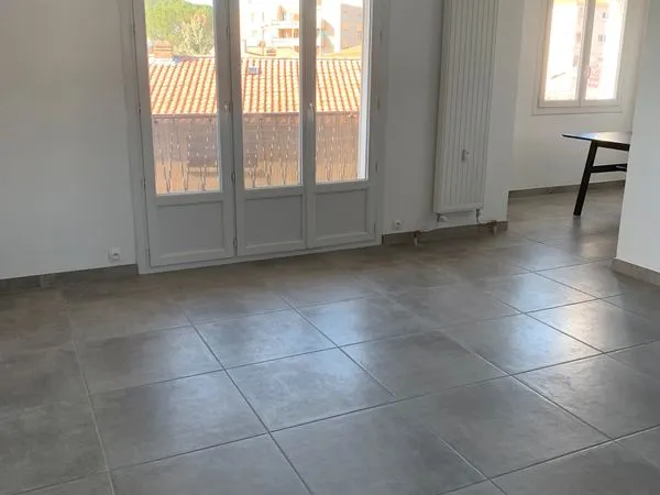À LOUER - Appartement T3 traversant de 74 m², entièrement rénové