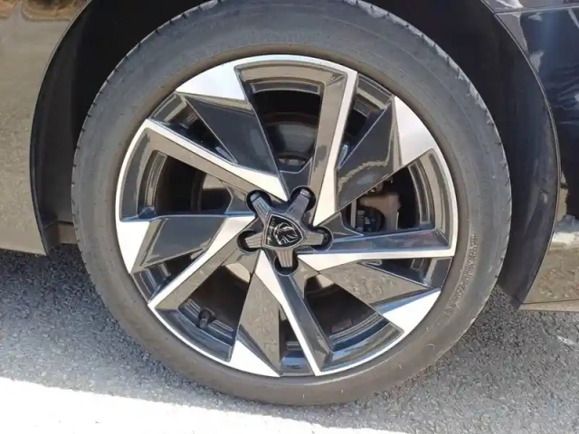 Peugeot 308 sw phev 180 e-eat8 — photo 13