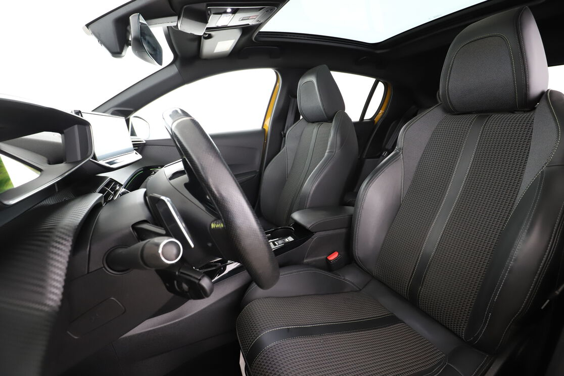 Peugeot 208 1.2 PureTech GT Line EAT8 — photo 9