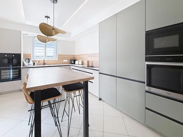 EXCLUSIVITÉ - ÉLÉGANTE MAISON FAMILIALE AVEC PISCINE À CHAMPIGNY