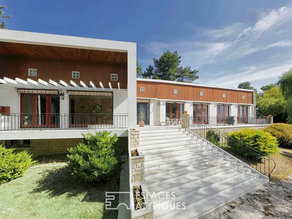 Maison d'architecte de plain-pied avec vue panoramique sur la vallée