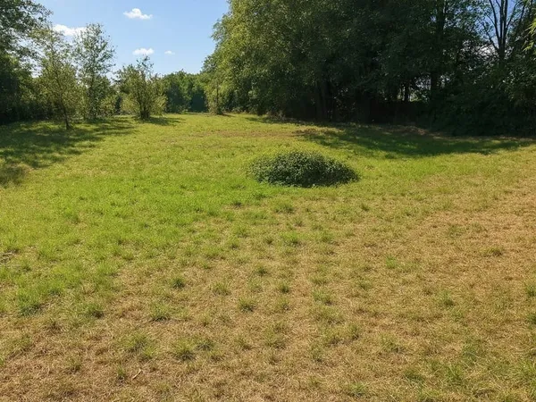 Alloue - Beau terrain à construire