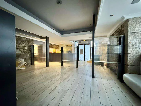 Local 143 m²