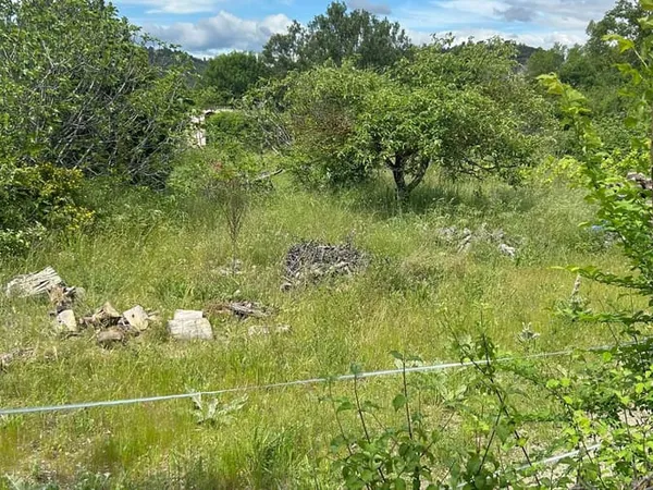 Terrain 908 m²