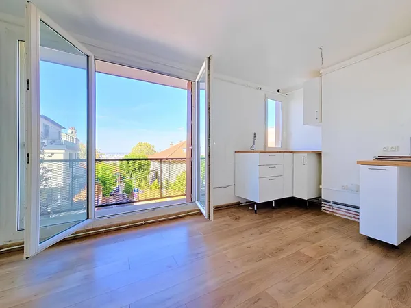 DEUX PIECES AVEC BALCON ET CAVE