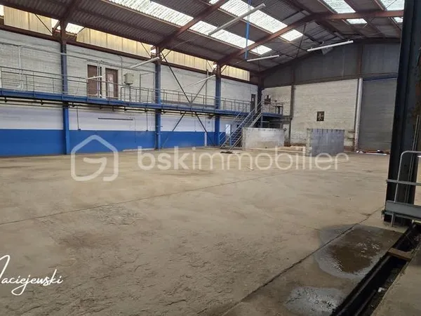 BATIMENT DE 1300 M²
