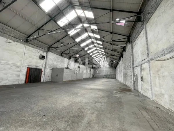 Local d'activité 1900 m²