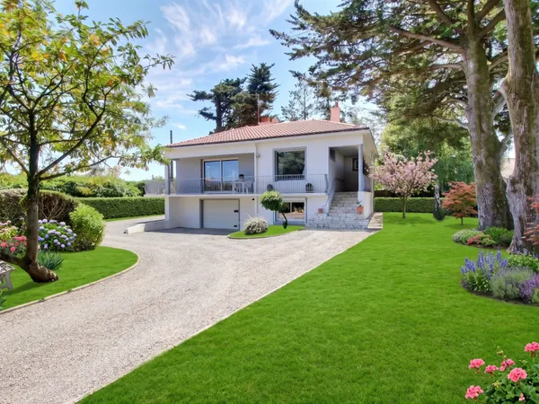 A VENDRE - CHAUMES EN RETZ - MAISON - 151 M2 environ - 6 PIÈ