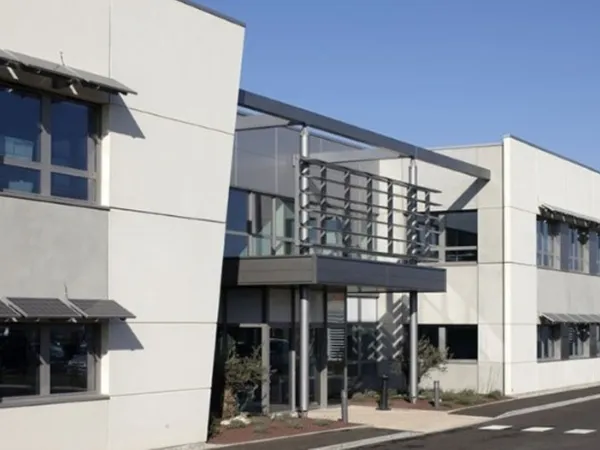 Local professionnel 4399 m²