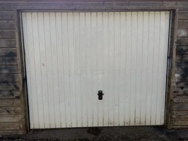 Garage avec grande hauteur sous plafond