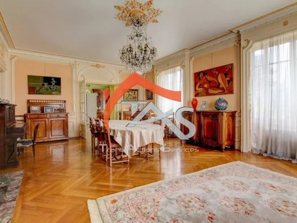 Maison 10 pièces 374 m²