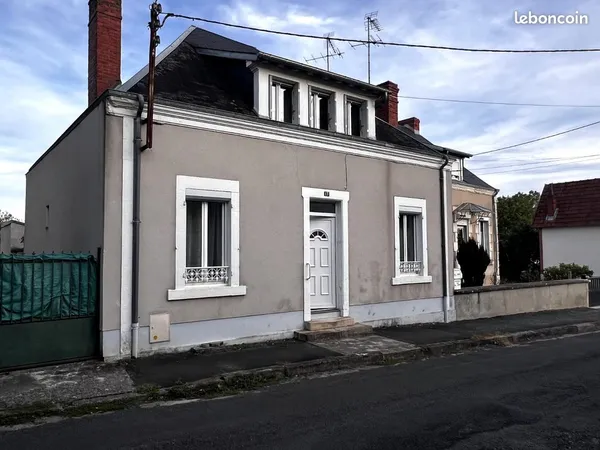 Maison de ville- Vierzon- Rue des longueraies-proche gare et du Lycée Henri Brisson 90 m2, 4 pièces