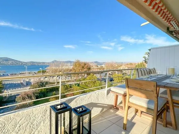Appartement élégant avec vue panoramique sur la mer au coeur de Saint-Tropez...