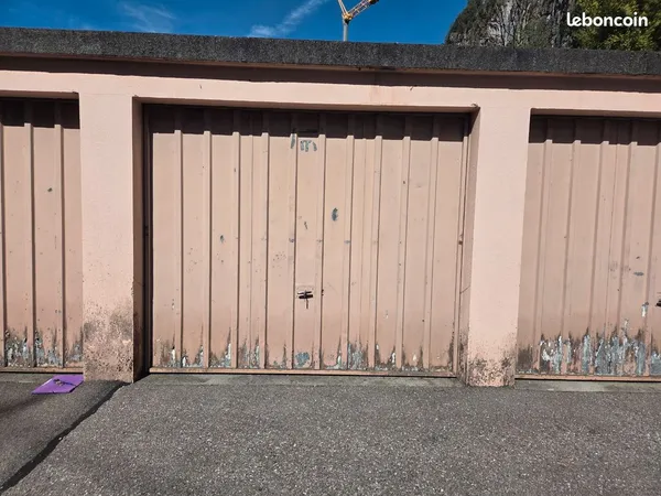 Loue Garage extérieur fermé