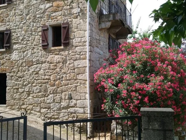 MAISON DE VILLAGE "AUTHENTIQUE"