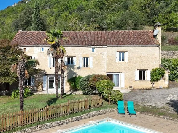Ensemble de deux maisons en pierre avec piscine